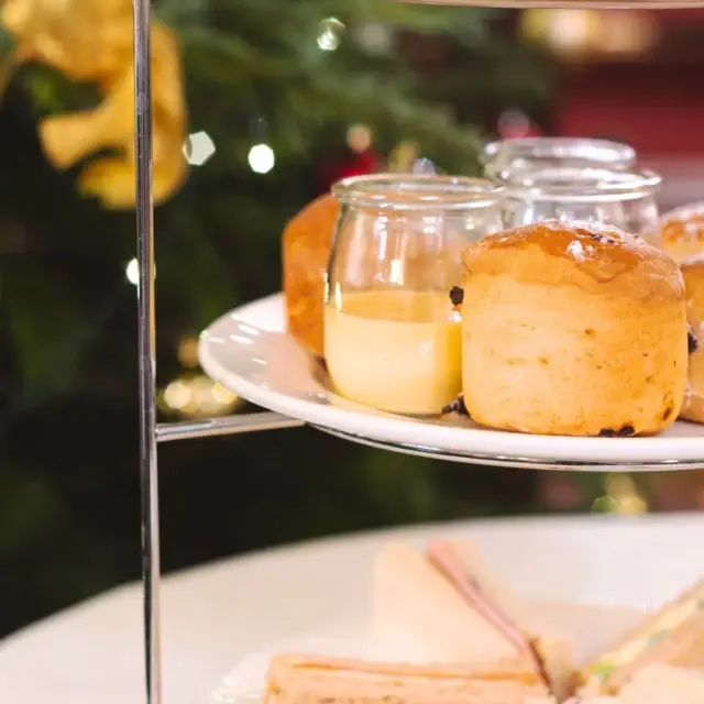 We had a wonderful festive 4 days at @burghleyhouse serving 386 afternoon teas to guests in the stunning oak-panelled Great hall with roaring fire and exquisitely decorated Christmas tree. 

Featuring a delicious selection of sweet and savoury treats from Hazelnut, milk chocolate and salted caramel tart to the “Jingle Brie – L- T”.

All washed down with a Prosecco, Burghley Mulled Wine, or Pear Bellini (non-alcoholic) 🥂

.

#BurghleyHouse #Festive #AfternoonTea #CountryHouse #Catering