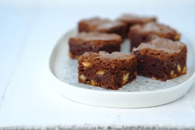 Nothing says weekend treats like our famous Absolute Taste brownies 🤤

.

#SweetTreat #WeekendTreats #Catering #LuxuryFood
